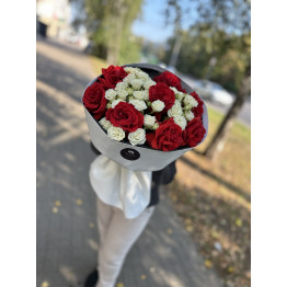 Букет с розами Ниной и кустовыми розами 