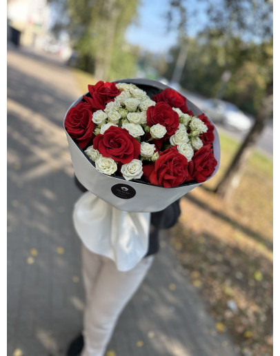 Букет с розами Ниной и кустовыми розами 